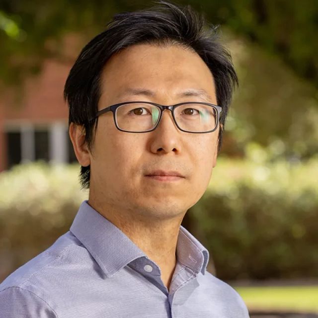 Portrait of University of Arizona astrophysicist Chi-kwan Chan