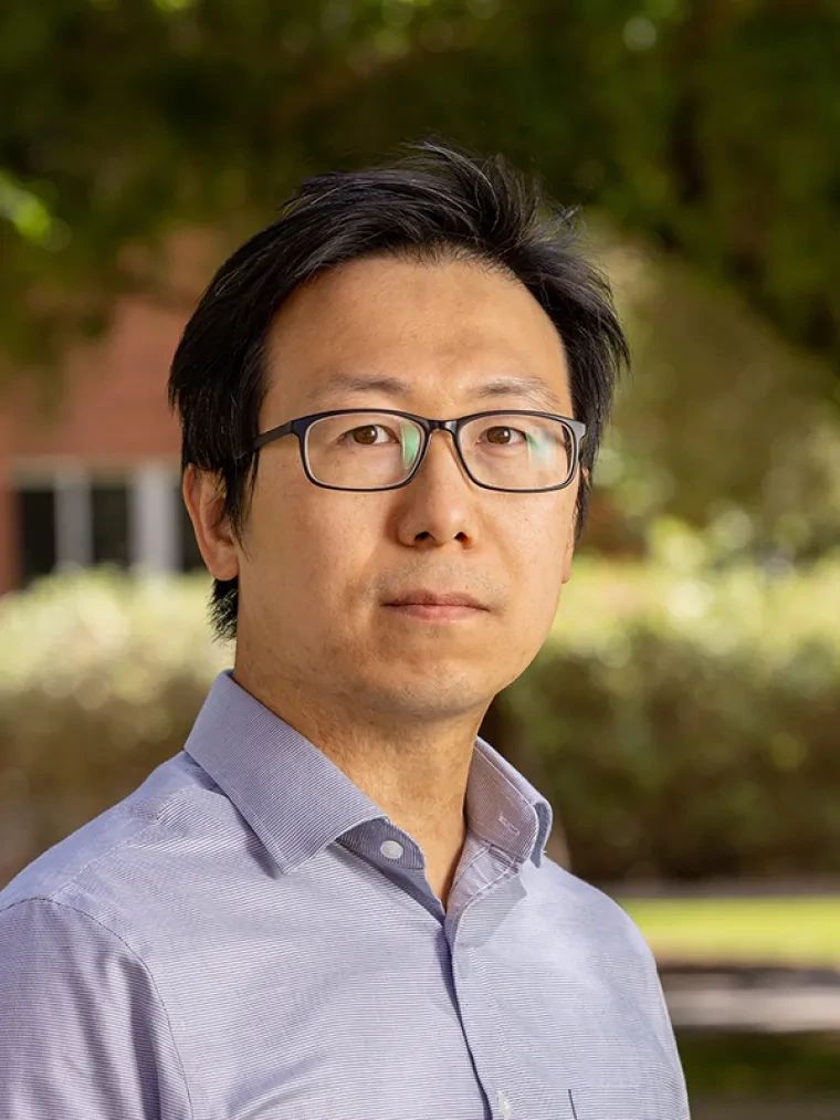 Portrait of University of Arizona astrophysicist Chi-kwan Chan